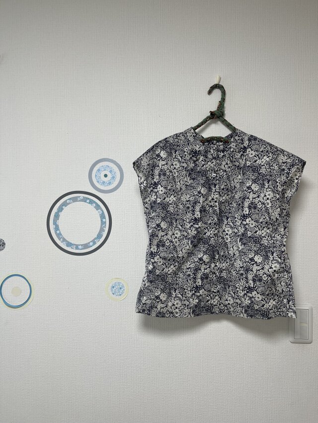 毎日着られる大人服　フレンチスリーブブラウス　リバティタナローン　パトリックゴードン　ネイビー