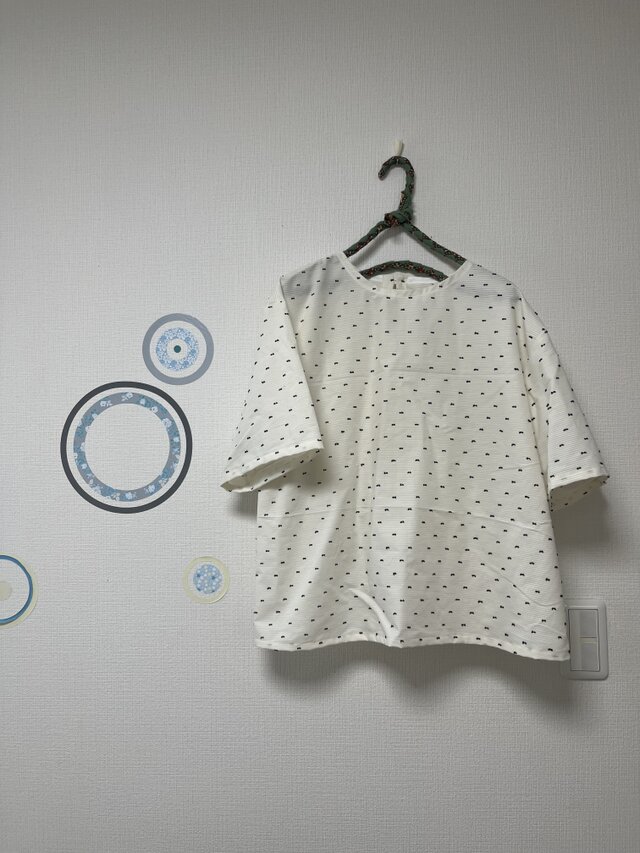 布帛Tシャツ　布帛　ドビー刺繍　コットン　アイボリーにブラック