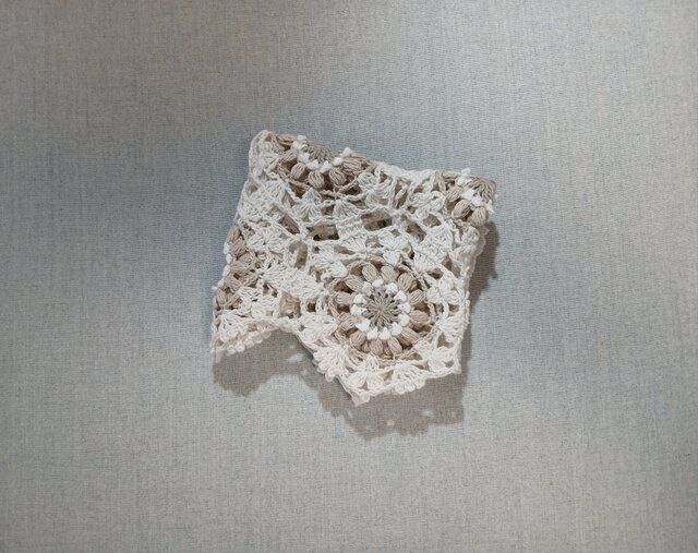 ハンドメイド ファー風スヌード 花の装飾付き ナチュラルカラーの花モチーフハーフスヌード/日よけ、冷房対策