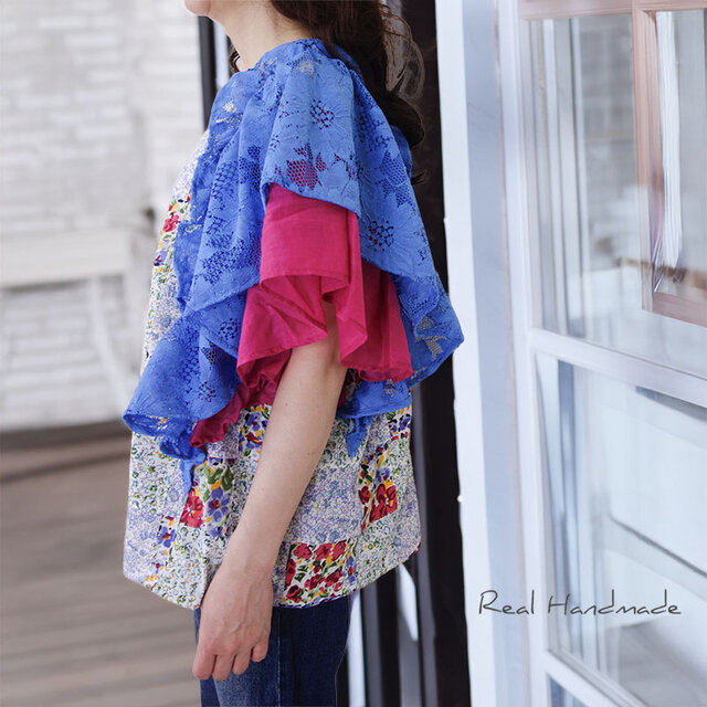 ロイヤルブルーレースと花咲くパッチ・アシメフリルプルオーバー