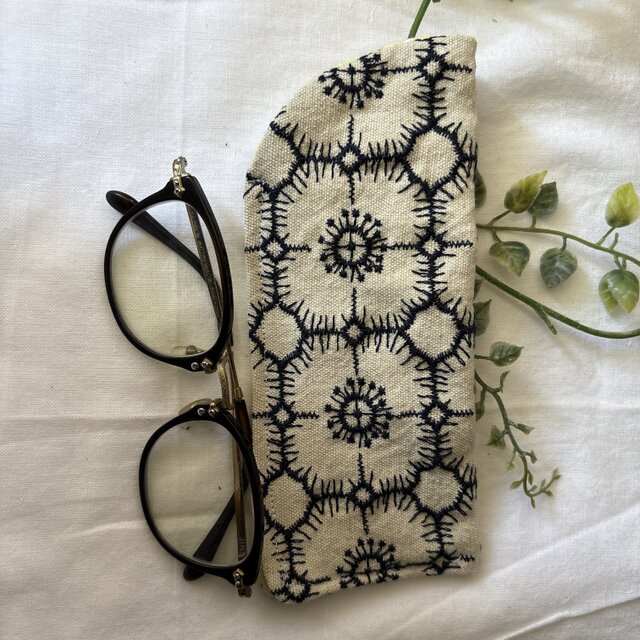 ハンドメイド♡メガネケース♡北欧生成りアネモネ刺繍♡♡普通