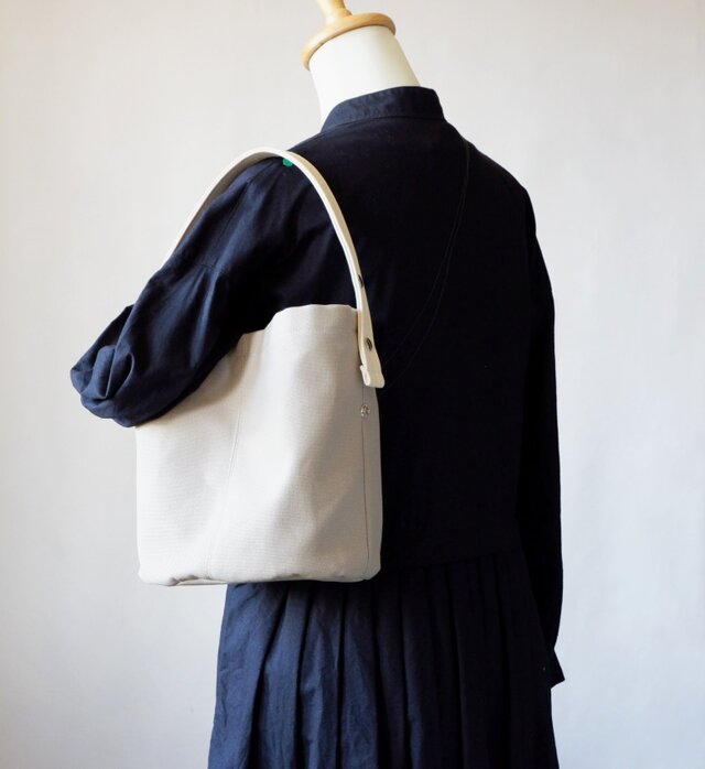 ハンドメイド　丸底トートバッグ 丸底トート◇アイスグレー×生成り | iichi 日々の暮らしを