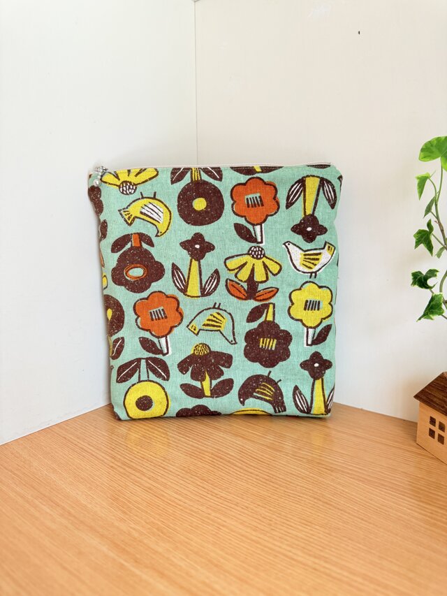 保温保冷シート付きファスナーポーチ（北欧フラワー）アイスリング入れにも