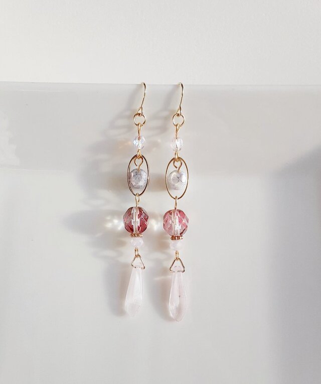 チェコビーズとオーバルフープのお洒落ロングピアス(ピンキッシュパープル)