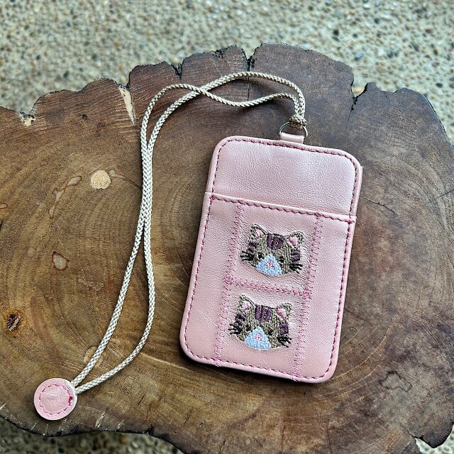両面パスケース（パールピンクの革に茶トラ猫の刺繡）2枚用 03005-20