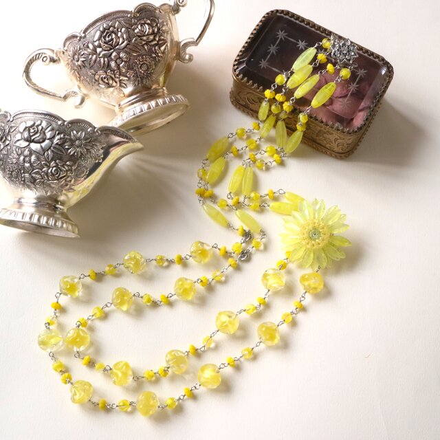【長め】ガーベラのブローチとチェコビーズの2連ネックレスのデミパリュール（イエロー）