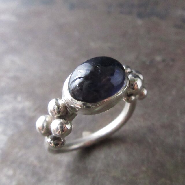 菫色の天然石　アイオライトのシルバーリング