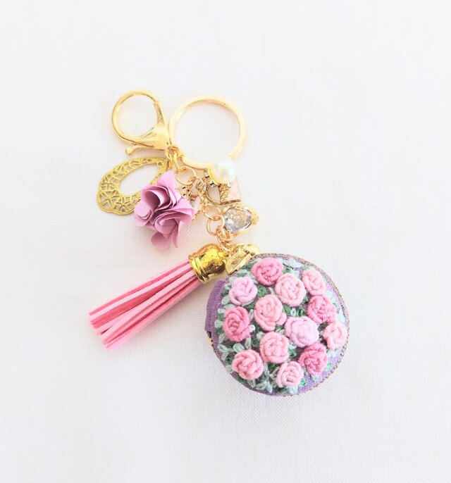 ピンクの薔薇刺繍のマカロン＆キーホルダーのコピー