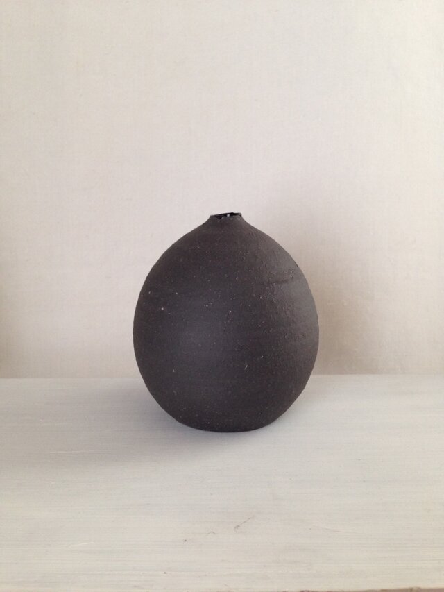 一輪挿し(黒陶) | iichi 日々の暮らしを心地よくするハンドメイドや