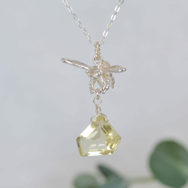 宝石を運ぶハキリバチのネックレス（イエロー）