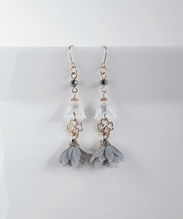 すずらんビーズとフラワータッセルと四葉のクローバーのピアス(大人グレー)