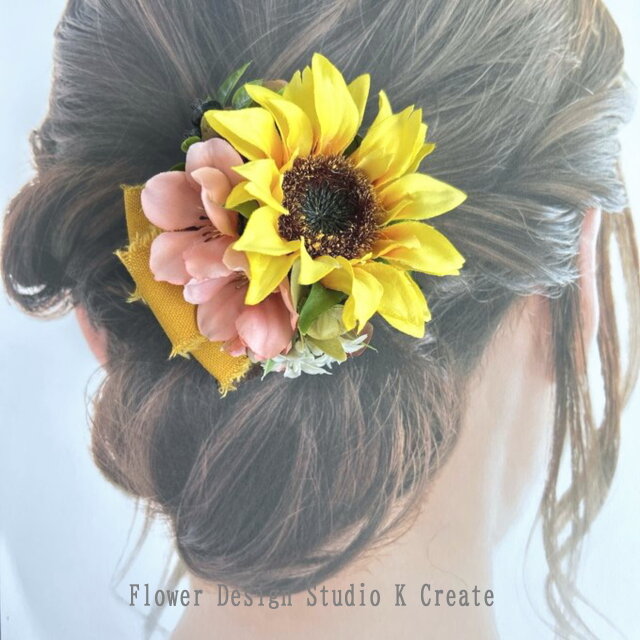 夏のお洒落・発表会に♡ヒマワリとピーチピンクの小花のヘアクリップ　ウェディング　発表会　ヘアクリップ　髪飾り　ひまわり　ヒマワリ