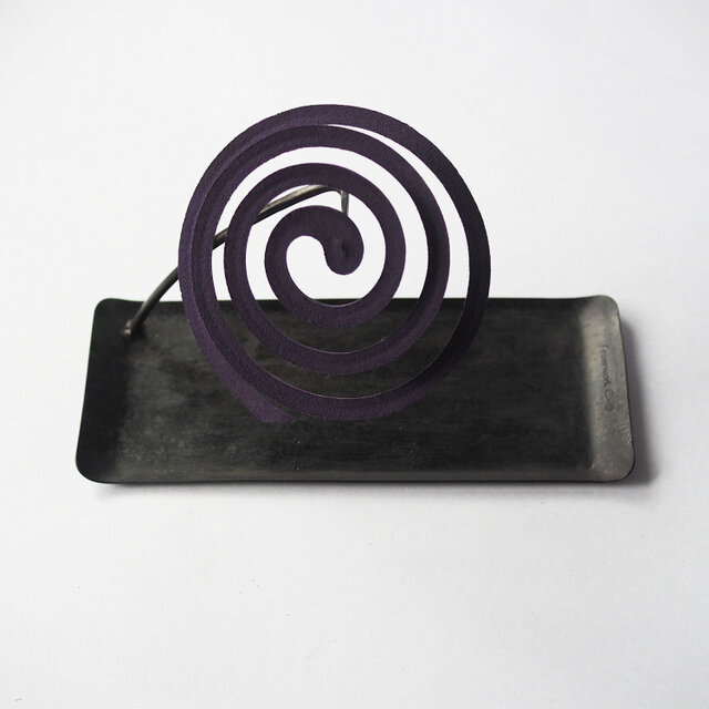 鍛鉄の 蚊取り線香ホルダー｜黒鉄の質感とミニマルな佇まい（蜜蝋仕上げ）蚊取り線香立て