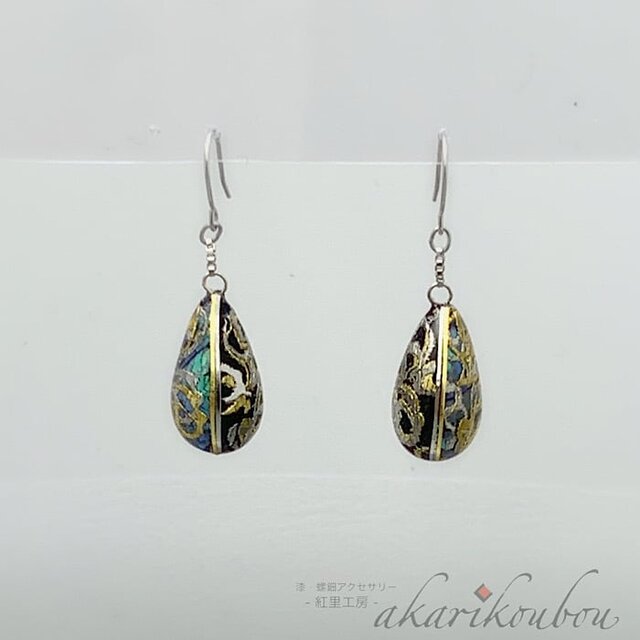【Pt900】唐草模様 箔かさね 瑠璃色螺鈿と黒漆ピアス 雫 プラチナ箔 純金箔 漆アクセサリー