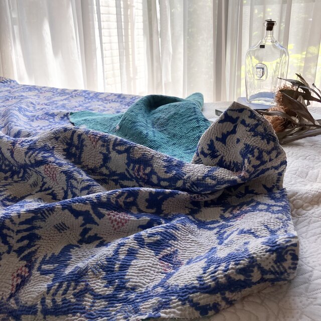 ブルーの花柄ブロックプリントカンタキルト／ヴィンテージ手縫い