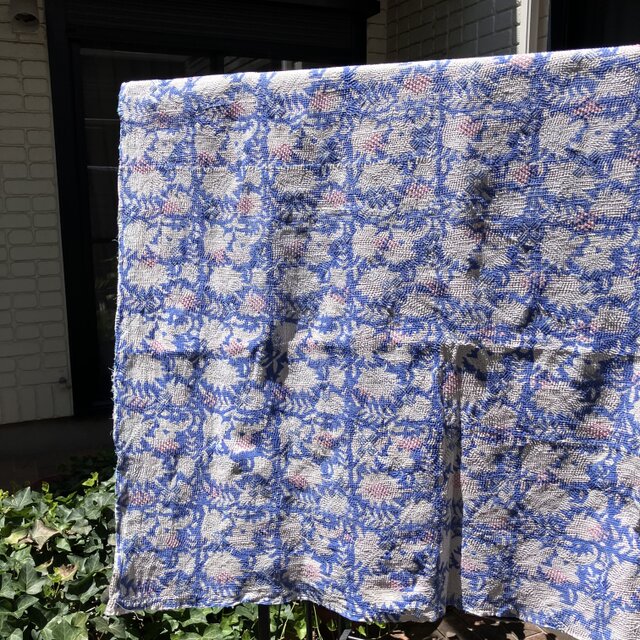 ブルーの花柄ブロックプリントカンタキルト／ヴィンテージ手縫い