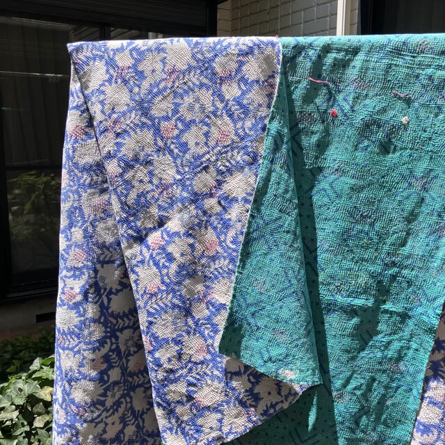 ブルーの花柄ブロックプリントカンタキルト／ヴィンテージ手縫い