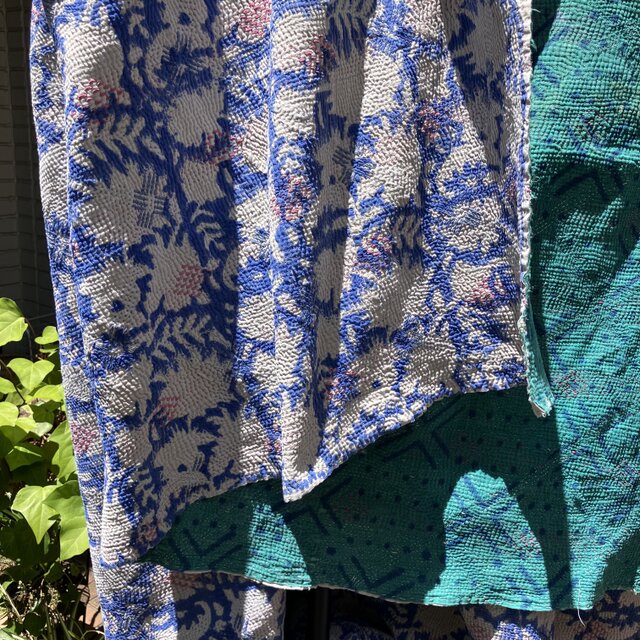 カンタキルトソファカバー ブルーの花柄ブロックプリントカンタキルト／ヴィンテージ手縫い