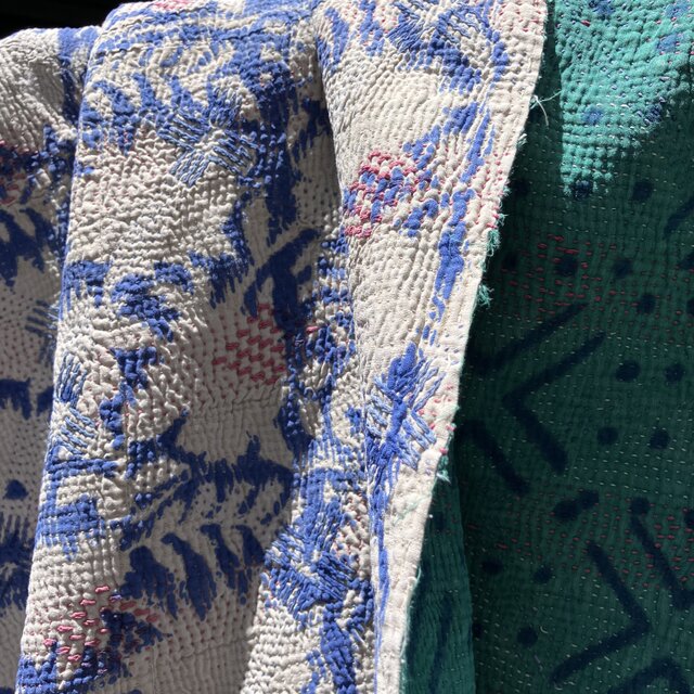 ブロックキルト ブルーの花柄ブロックプリントカンタキルト／ヴィンテージ手縫い