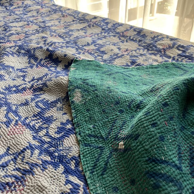 ブルーの花柄ブロックプリントカンタキルト／ヴィンテージ手縫いキルト