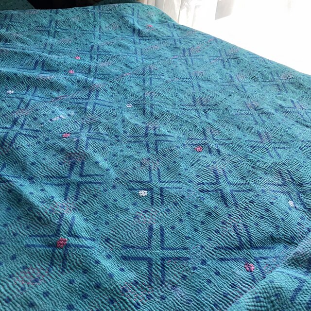 ブルーの花柄ブロックプリントカンタキルト／ヴィンテージ手縫いキルト