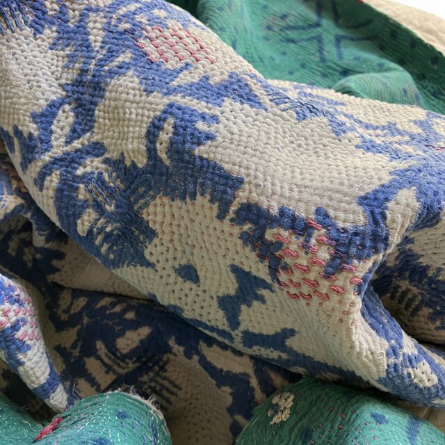 ブルーの花柄ブロックプリントカンタキルト／ヴィンテージ手縫いキルト