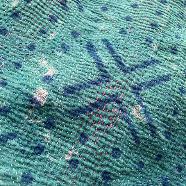 ブロックキルト ブルーの花柄ブロックプリントカンタキルト／ヴィンテージ手縫い