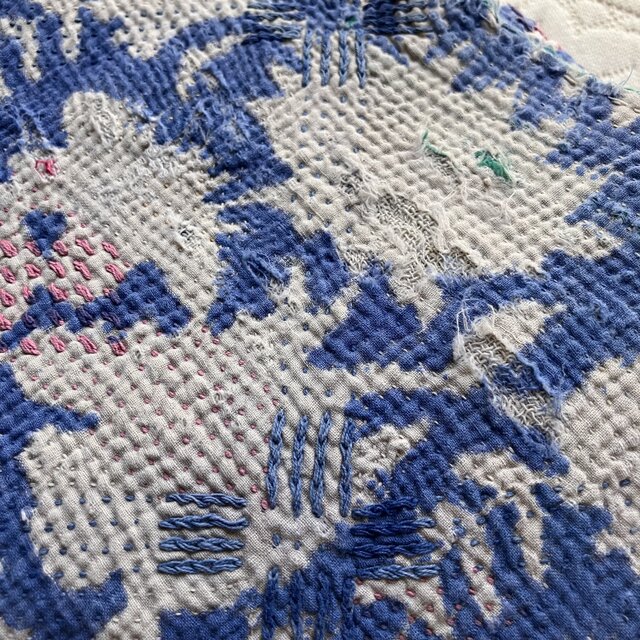 ブルーの花柄ブロックプリントカンタキルト／ヴィンテージ手縫い