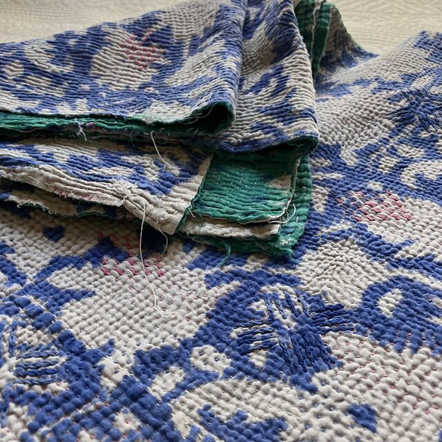 ブロックキルト ブルーの花柄ブロックプリントカンタキルト／ヴィンテージ手縫い