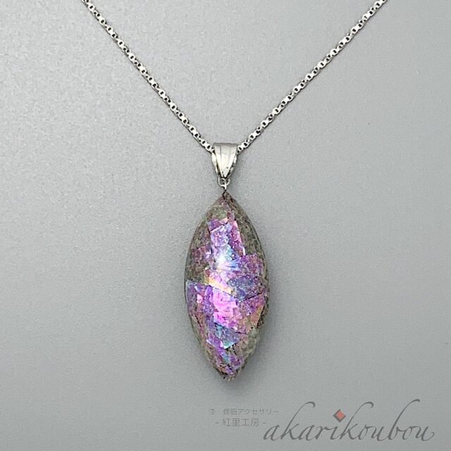 【sv925】螺鈿ペンダント アーモンド型 葡萄色螺鈿 純金箔