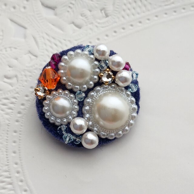 パールビーズブローチ①　ハンドメイド