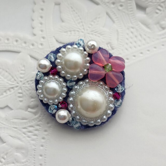 パールビーズブローチ③　ハンドメイド