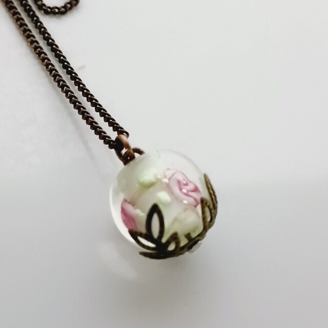 トンボ玉１粒ネックレス　バラ柄