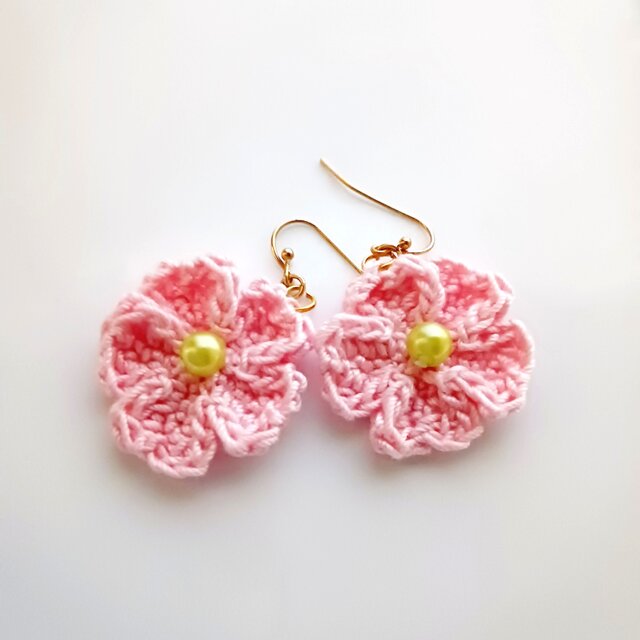お花モチーフピアス　ハンドメイド
