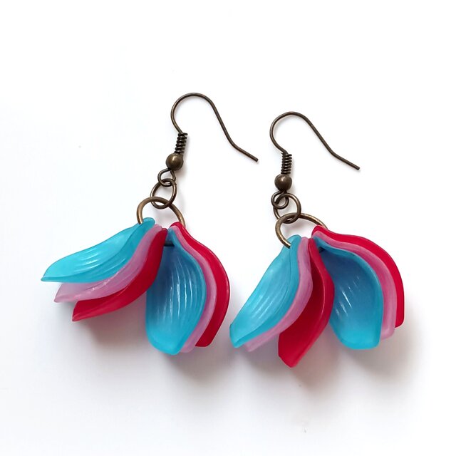 貝のアクリルビーズピアス　赤とブルー