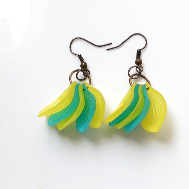 貝のアクリルビーズピアス　黄色とブルー