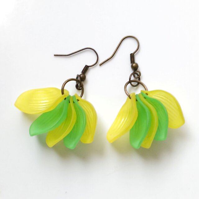 貝のアクリルビーズピアス　黄色とグリーン