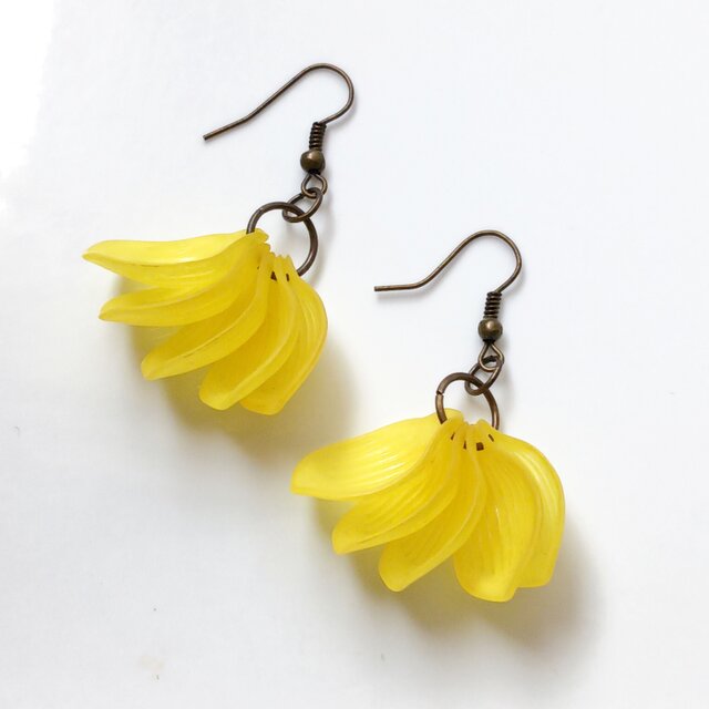 貝のアクリルビーズピアス　黄色