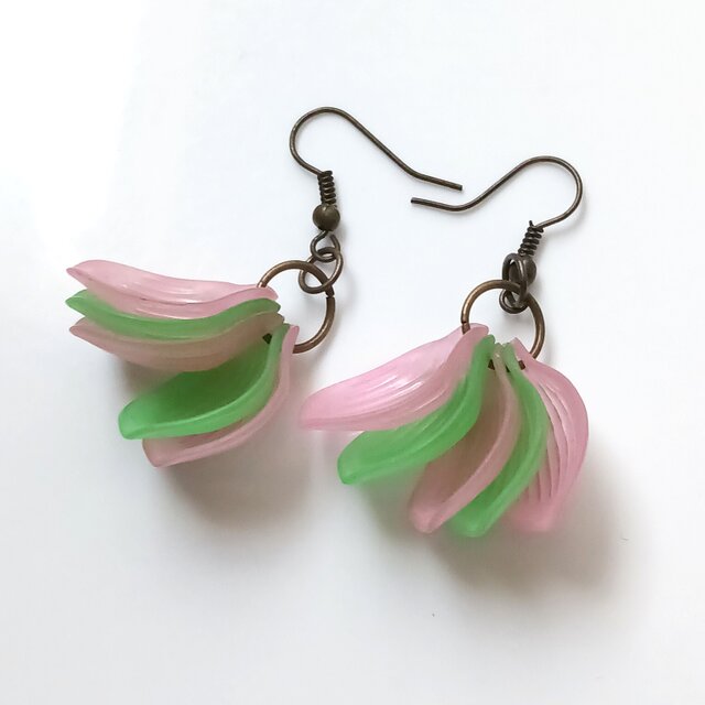 貝のアクリルビーズピアス　ピンクとグリーン