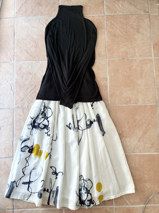 お絵描きしたみたいなスカート