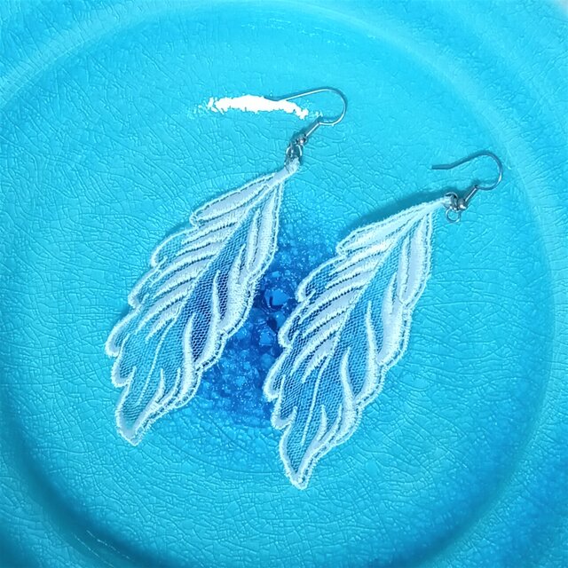 レースの羽根のピアス