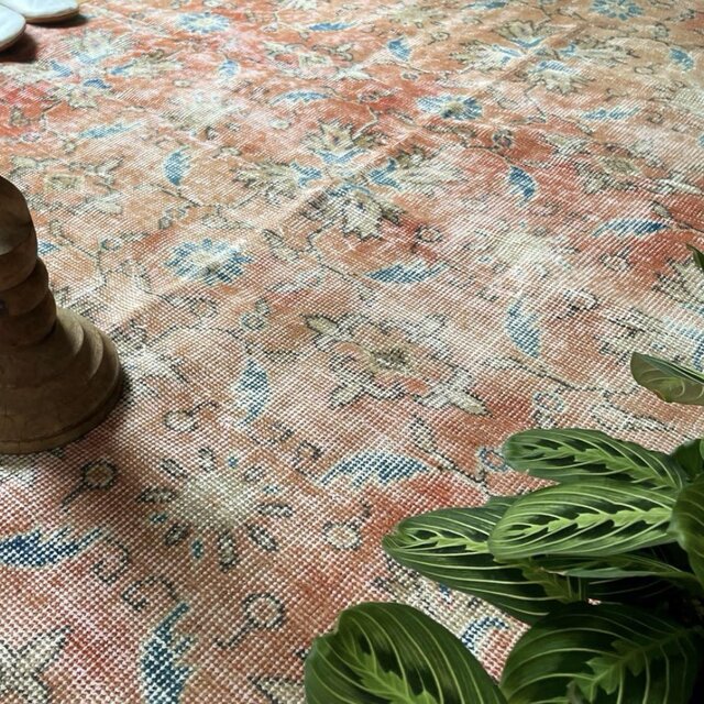 130×184 擦れシャビー　サーモン　草花ボタニカル　トルコヴィンテージラグ 130×184 擦れシャビー サーモン 草花ボタニカル トルコ