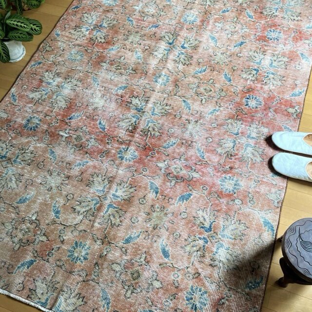 130×184 擦れシャビー　サーモン　草花ボタニカル　トルコヴィンテージラグ 130×184 擦れシャビー サーモン 草花ボタニカル トルコ