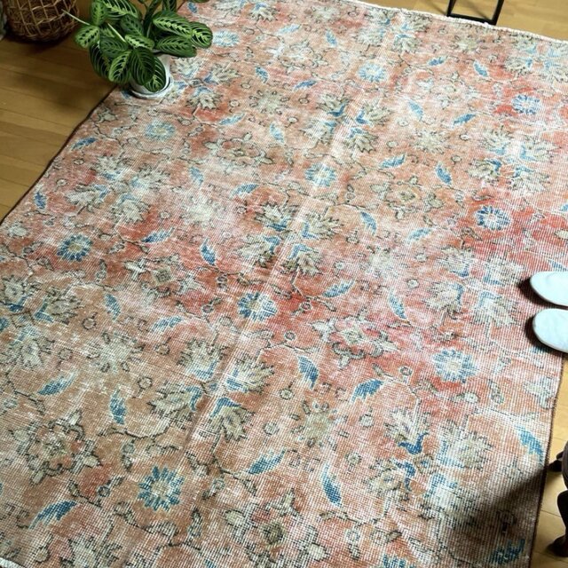 130×184 擦れシャビー　サーモン　草花ボタニカル　トルコヴィンテージラグ 130×184 擦れシャビー サーモン 草花ボタニカル トルコ