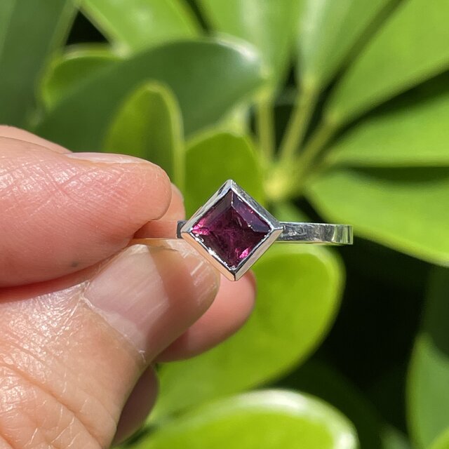 ロードライト ガーネット SQ 0.9ct 伏せこみ留 シルバーSV925リング