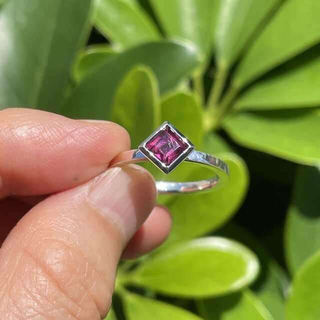 ロードライト ガーネット SQ 0.9ct 伏せこみ留 シルバーSV925リング