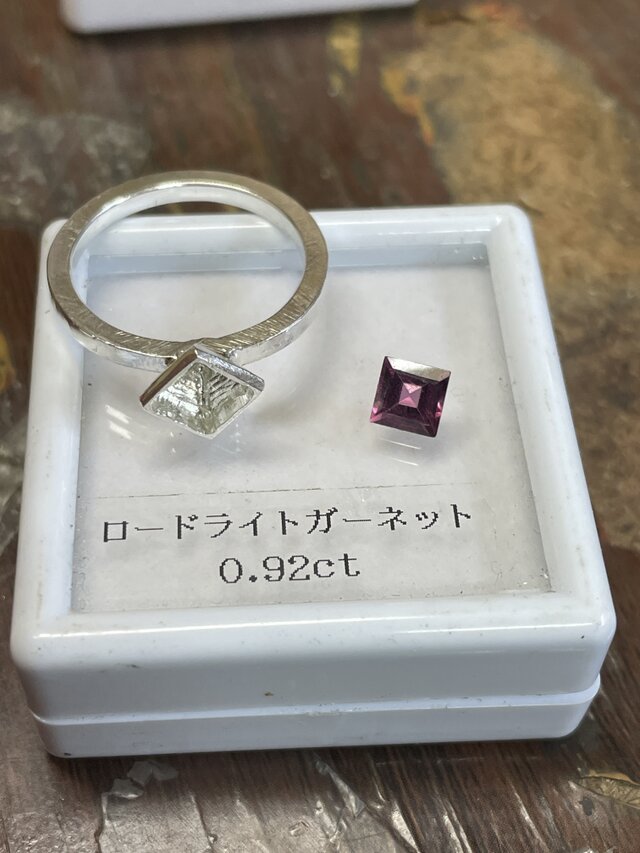 ロードライト ガーネット SQ 0.9ct 伏せこみ留 シルバーSV925リング