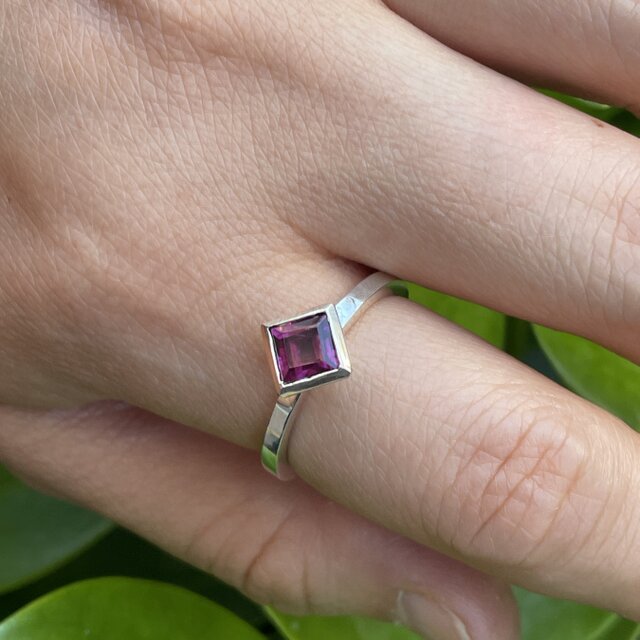 ロードライト ガーネット SQ 0.9ct 伏せこみ留 シルバーSV925リング