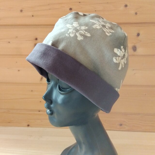 ろうけつ染め風フラワーのリバーシブルケア帽子 [size56]＊カーキグリーン×チャコール