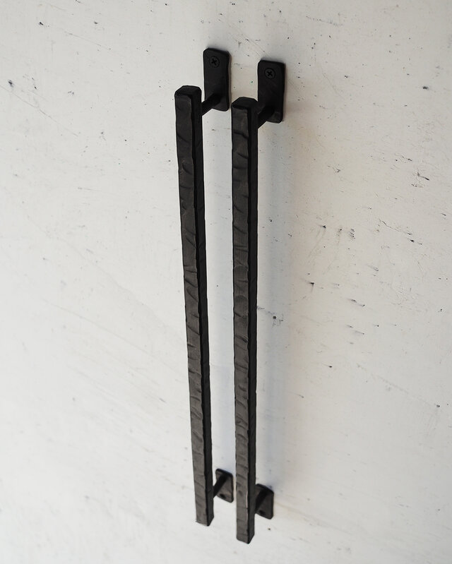アイアン ドアハンドル 手すり　60cm 2本セット　ハンドメイド　アイアンバー ロートアイアンのドアハンドル】角16㎜x長さ60㎝｜ 無垢角鉄・鍛造の